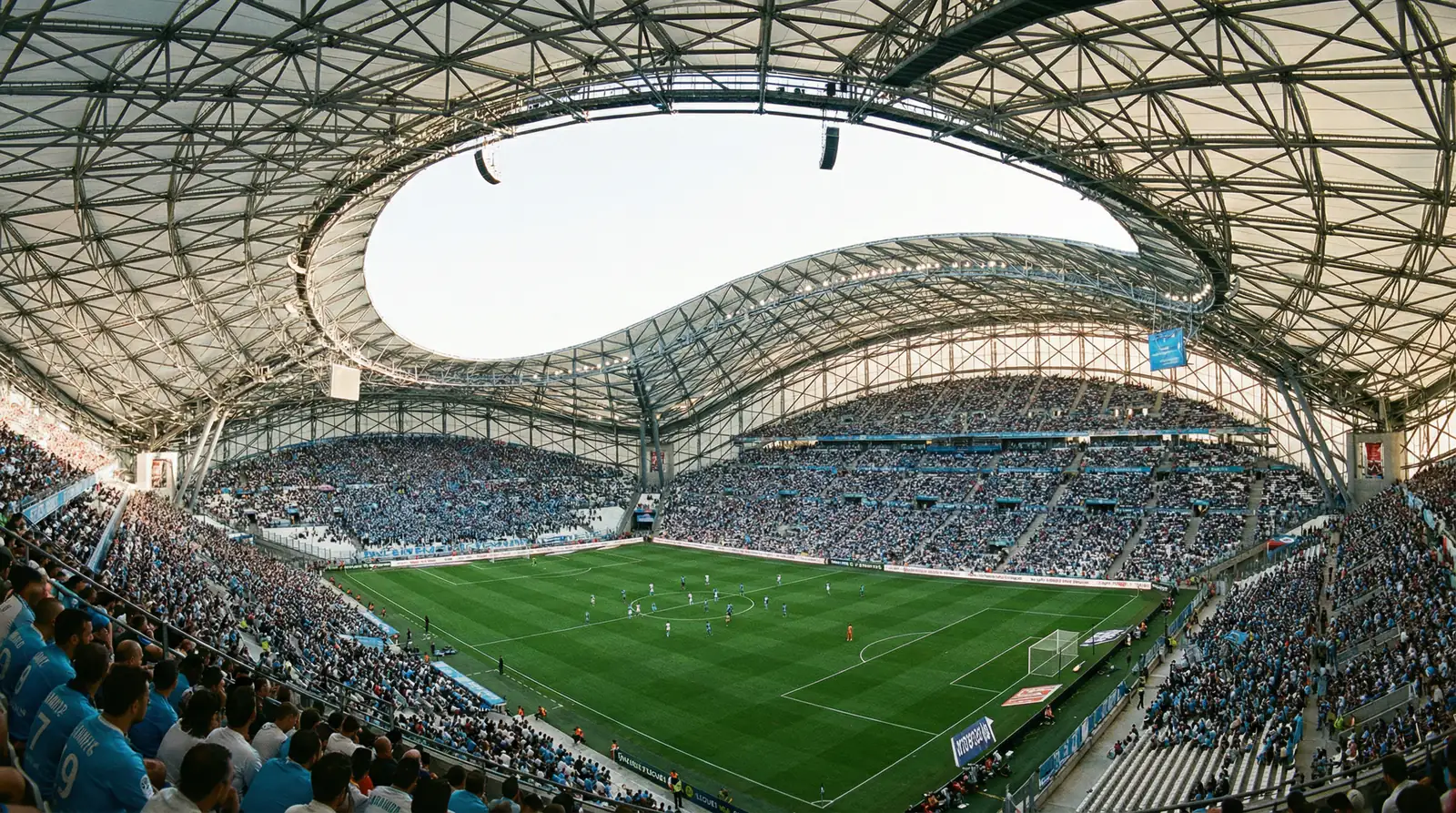 Estadio Vélodrome del Olympique de Marsella lleno de aficionados en un partido de la Ligue 1