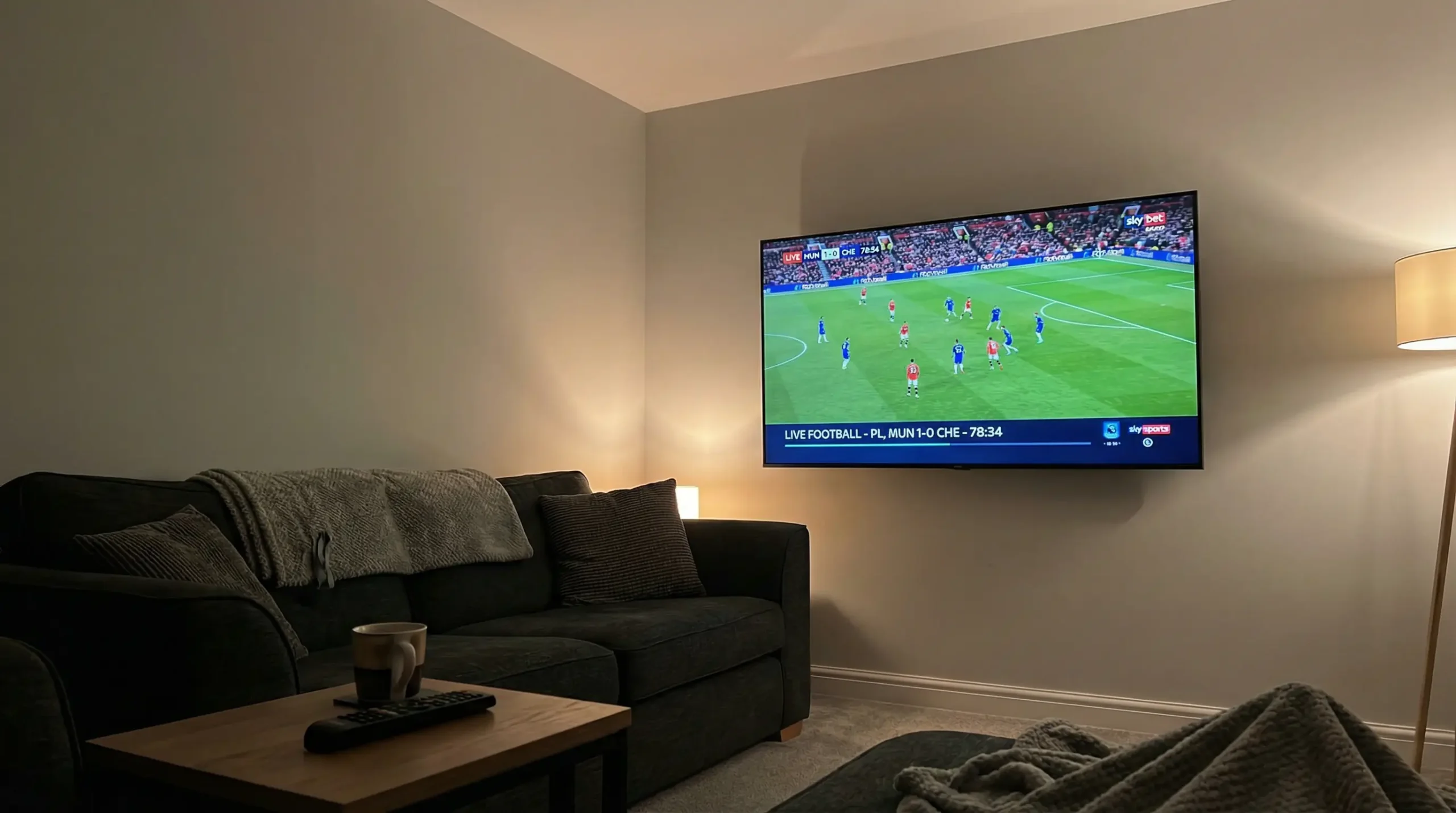 Salón con televisión mostrando un partido de fútbol de la Ligue 1 francesa en streaming