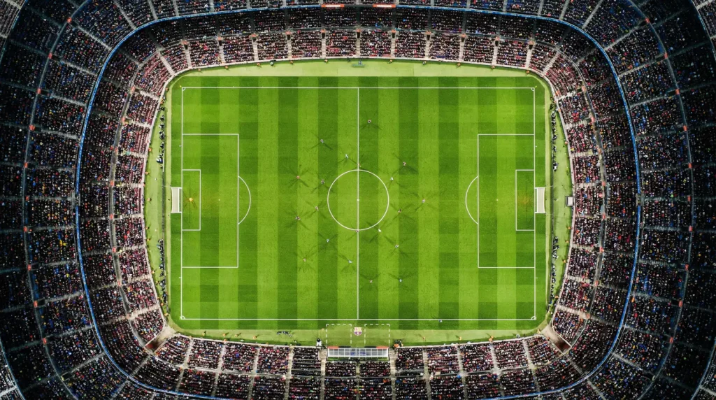 Vista aérea de un campo de fútbol profesional durante un partido nocturno de la Ligue 1